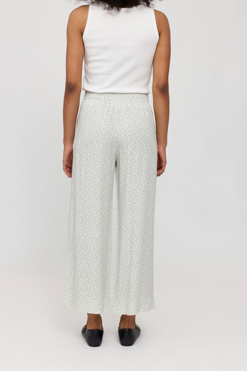 Jade ist 1,75 und trägt Größe S