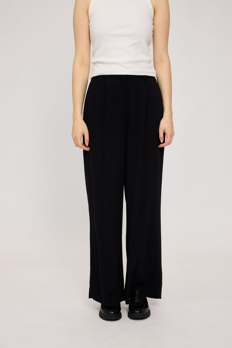 Julia ist 1,78 und trägt Größe S