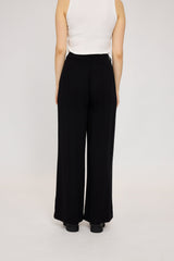 Julia ist 1,78 und trägt Größe S