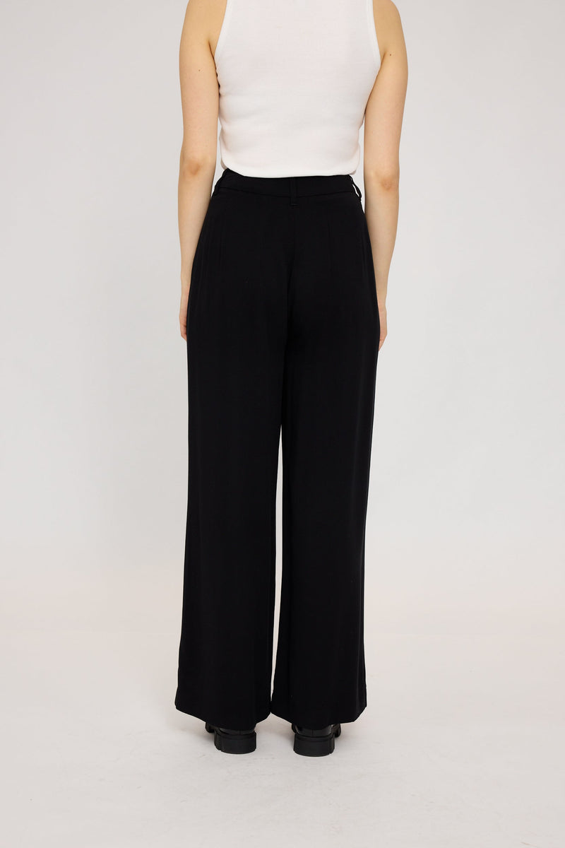 Julia ist 1,78 und trägt Größe S