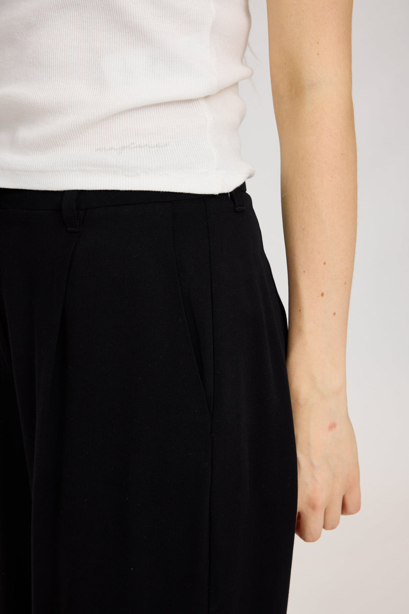 Julia ist 1,78 und trägt Größe S