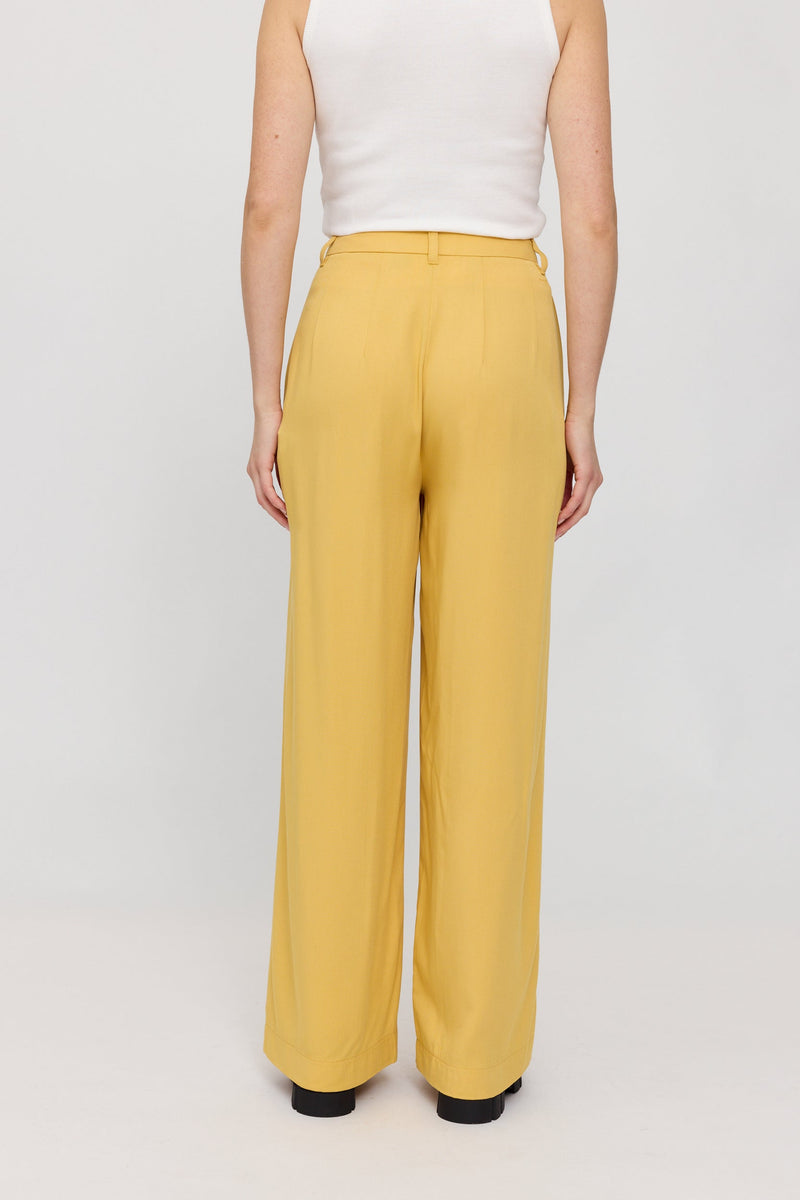 Maren ist 1,75 und trägt Größe S