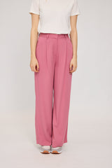 Julia ist 1,78 und trägt Größe S