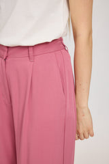 Julia ist 1,78 und trägt Größe S