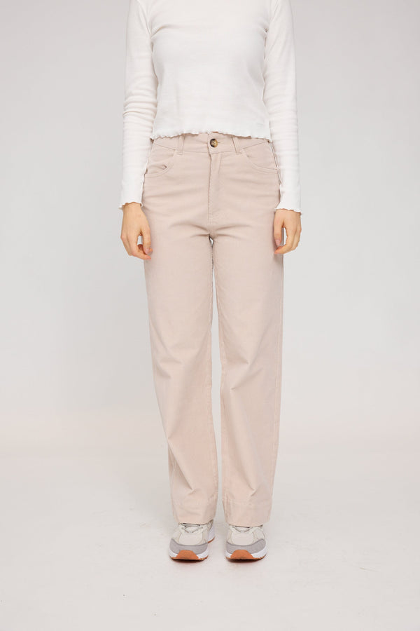 Julia ist 1,78 und trägt Größe S