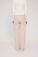 Julia ist 1,78 und trägt Größe S