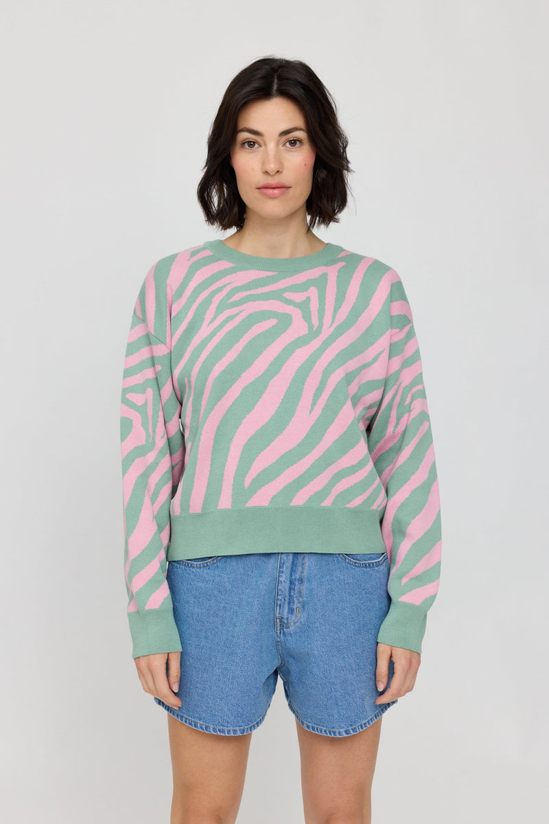 Maren ist 1,75 und trägt Größe S