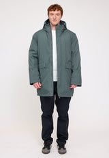 Nick ist 1,90 und trägt Größe L