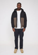 Ben ist 1,85 und trägt Größe L