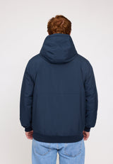 Ben ist 1,85 und trägt Größe L