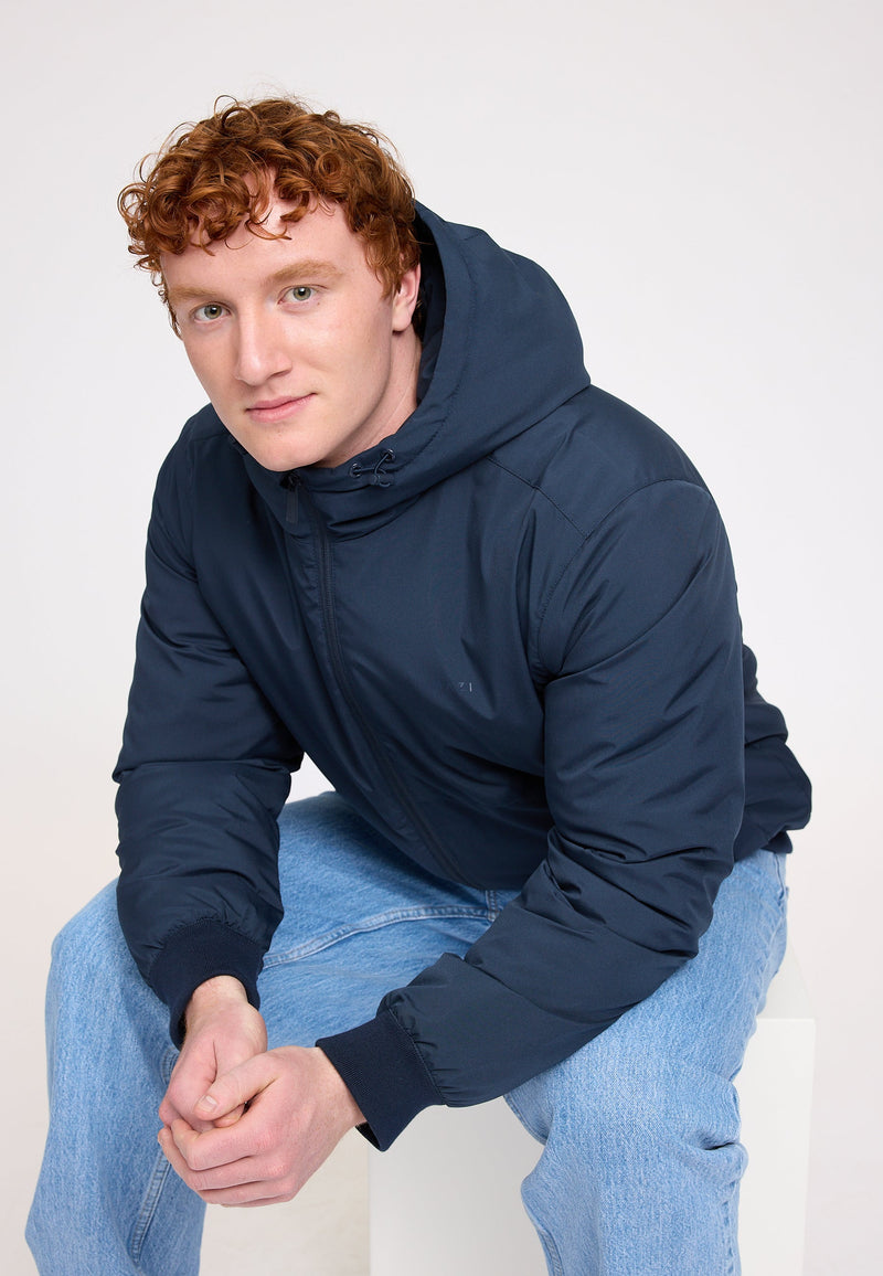 Terence ist 1,90 und trägt Größe L