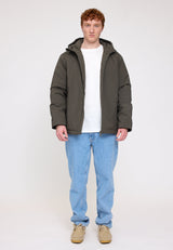 Ben ist 1,85 und trägt Größe L