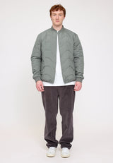 Ben ist 1,85 und trägt Größe L