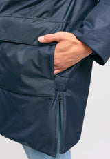 Dominik ist 1.91m und trägt Größe L