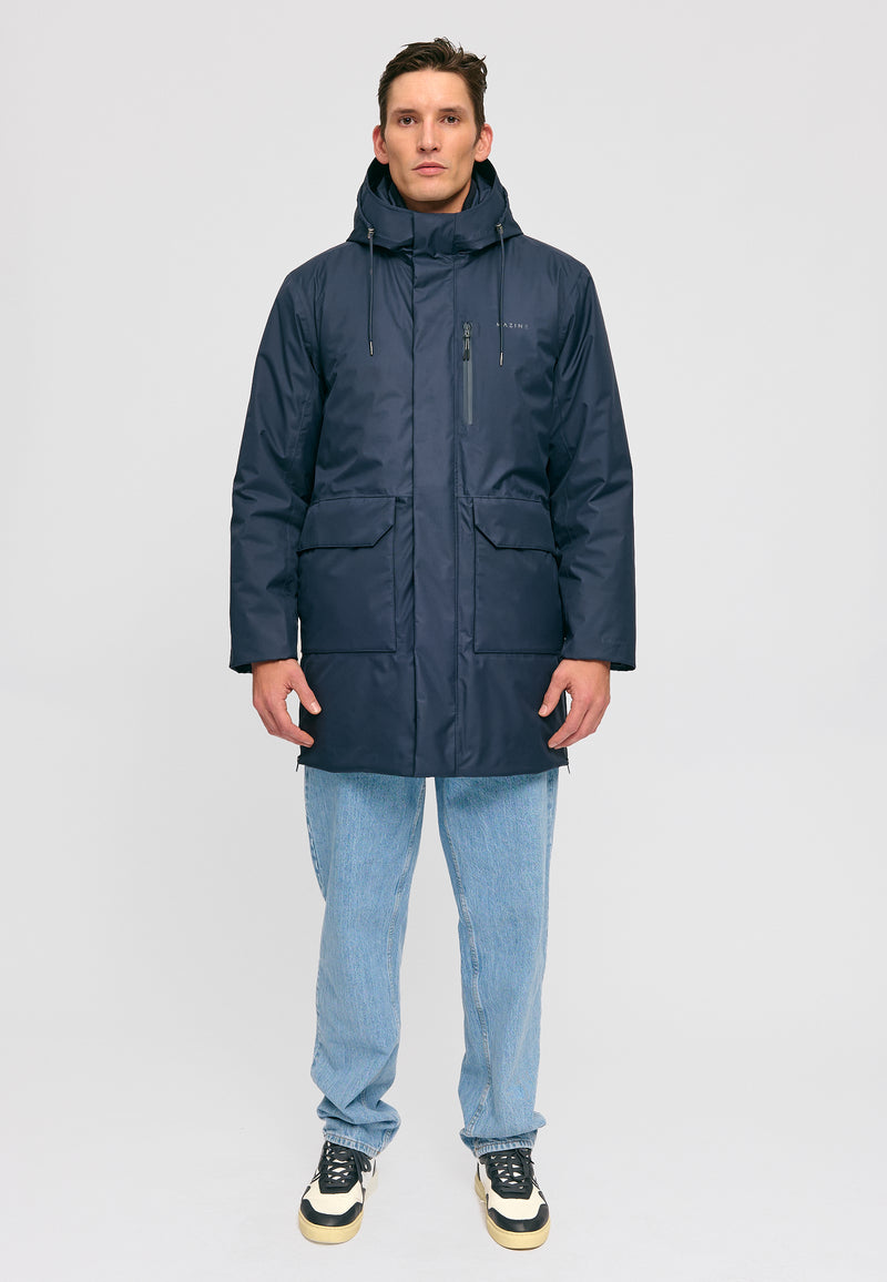 Dominik ist 1.91m und trägt Größe L