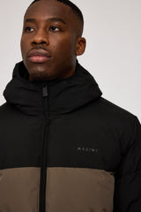 Terence ist 1,90 und trägt Größe L