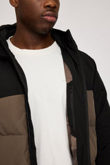 Ben ist 1,85 und trägt Größe L