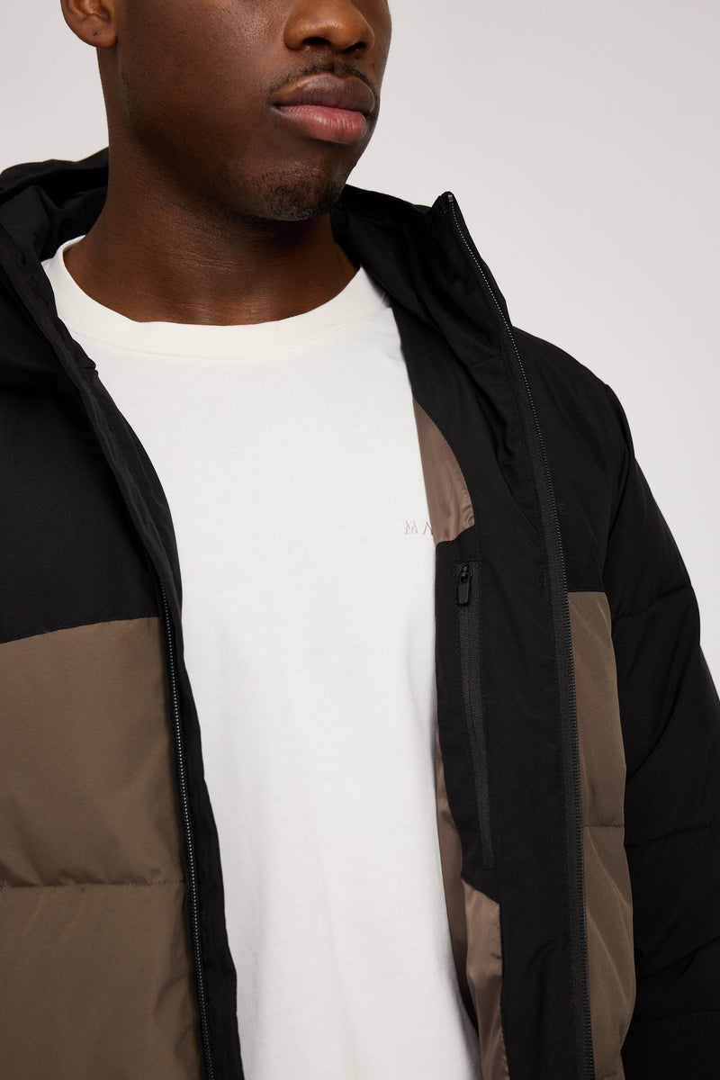 Ben ist 1,85 und trägt Größe L