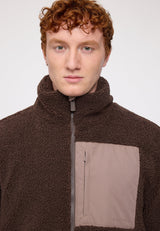 Ben ist 1,85 und trägt Größe L