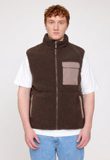 Ben ist 1,85 und trägt Größe L