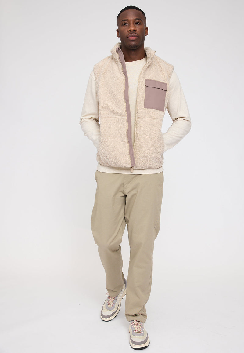 Terence ist 1,90 und trägt Größe L