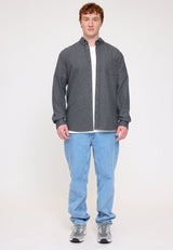 Ben ist 1,85 und trägt Größe L