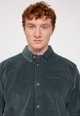 Ben ist 1,85 und trägt Größe L