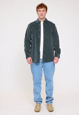 Ben ist 1,85 und trägt Größe L