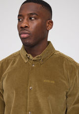 Terence ist 1,90 und trägt Größe L