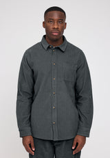 Terence ist 1,90 und trägt Größe L