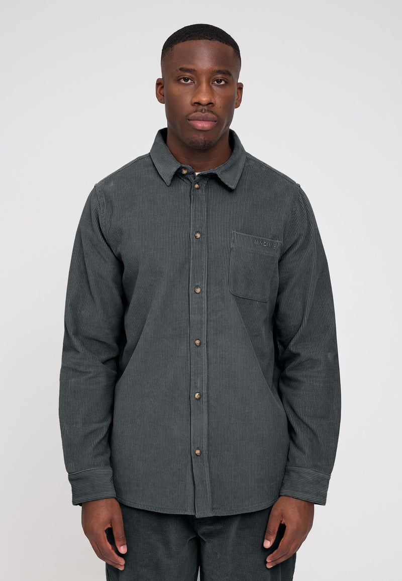 Terence ist 1,90 und trägt Größe L