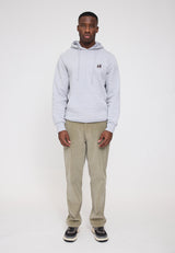 Terence ist 1,90 und trägt Größe L