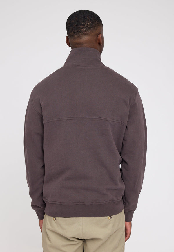 Terence ist 1,90 und trägt Größe L