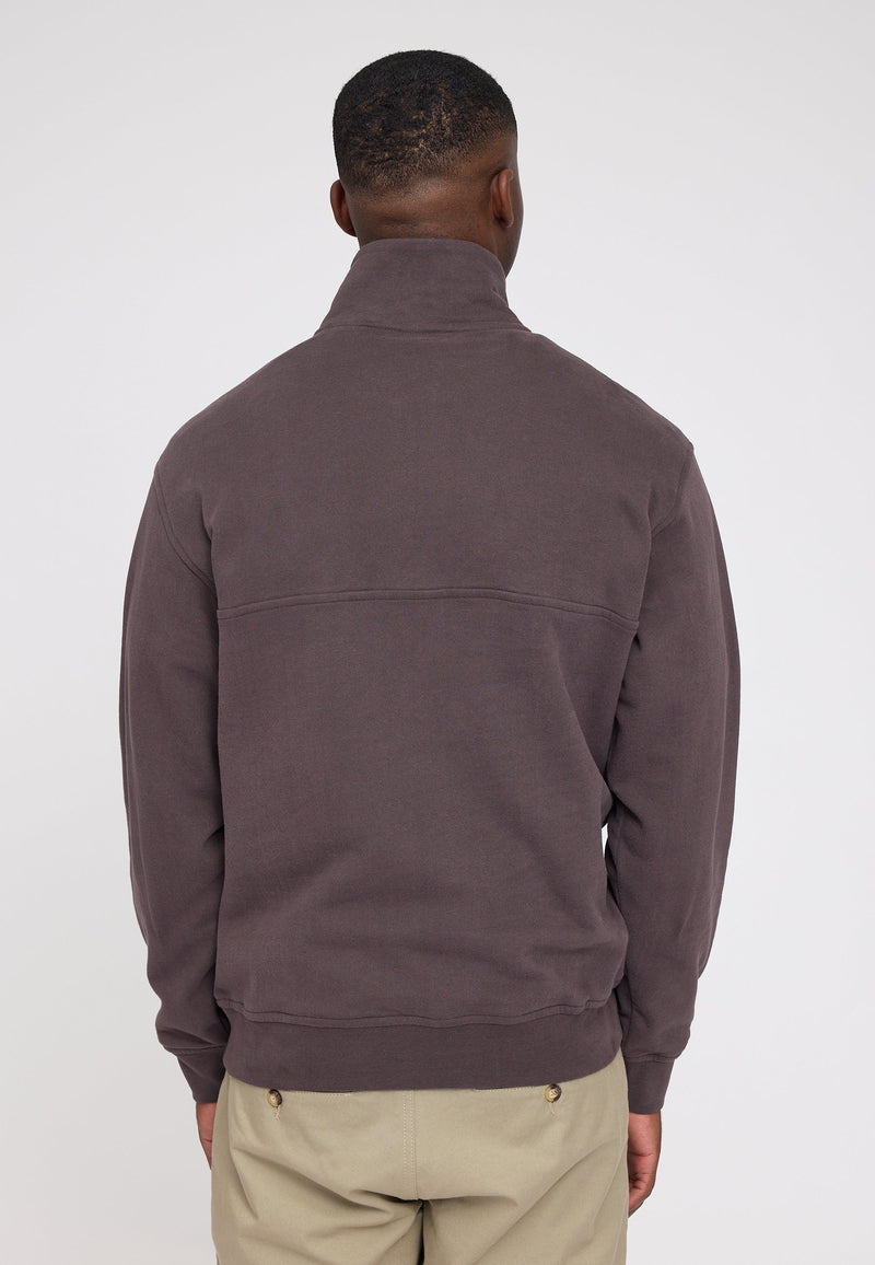 Terence ist 1,90 und trägt Größe L