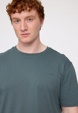 Ben ist 1,85 und trägt Größe L