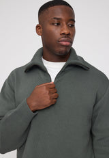 Terence ist 1,90 und trägt Größe L