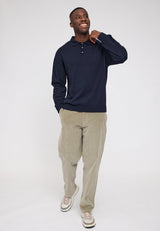 Terence ist 1,90 und trägt Größe L