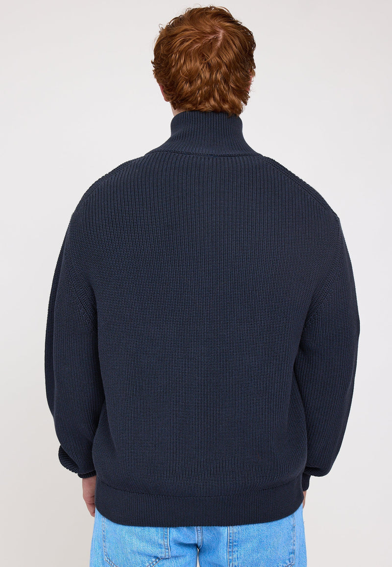 Ben ist 1,85 und trägt Größe L