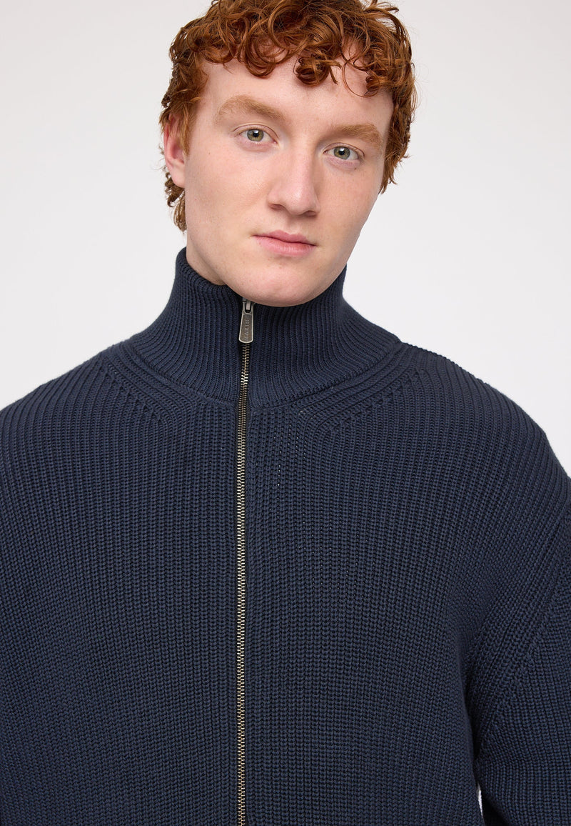 Ben ist 1,85 und trägt Größe L