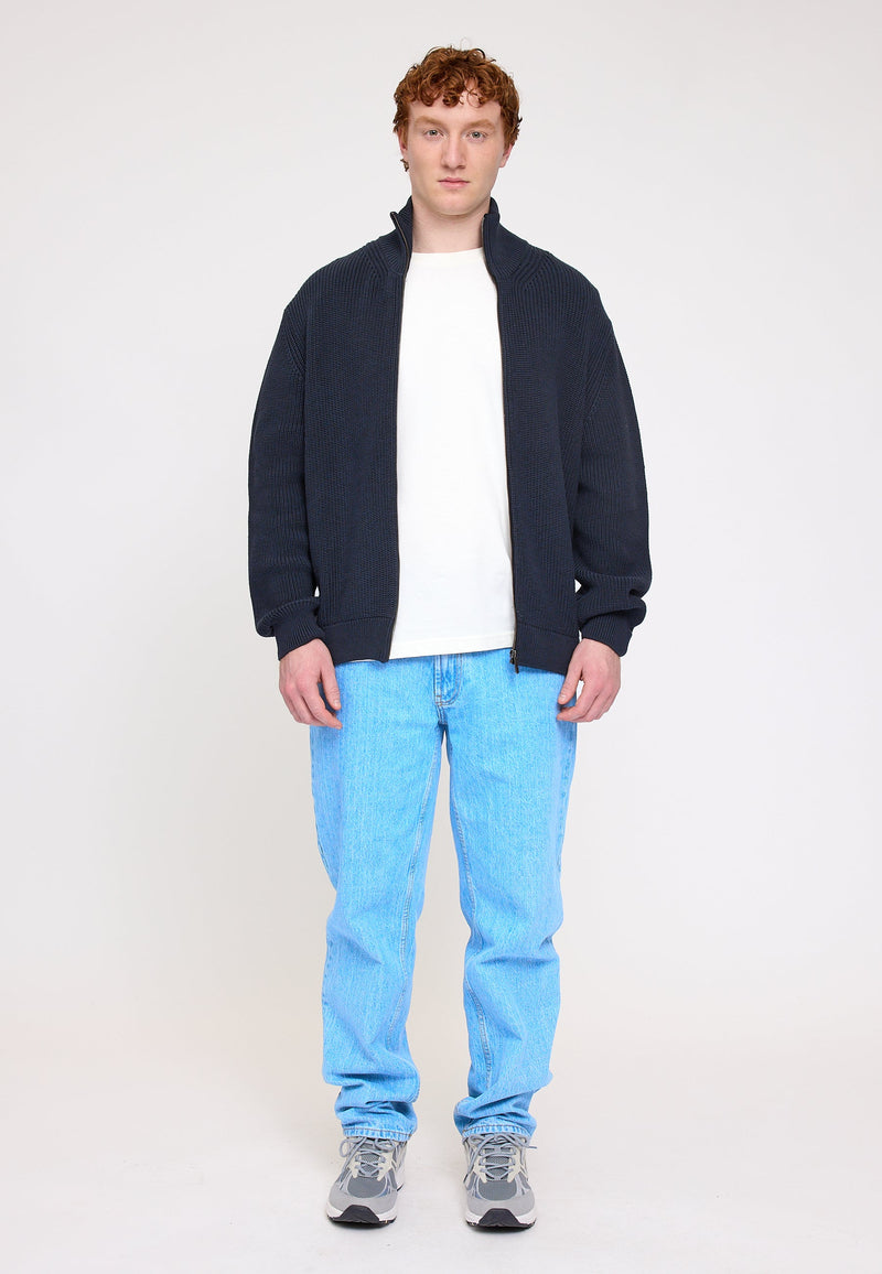 Ben ist 1,85 und trägt Größe L