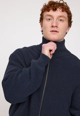 Ben ist 1,85 und trägt Größe L