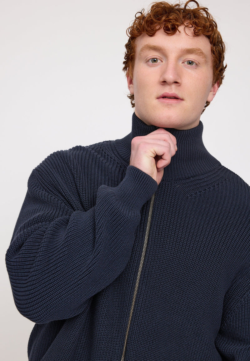 Ben ist 1,85 und trägt Größe L