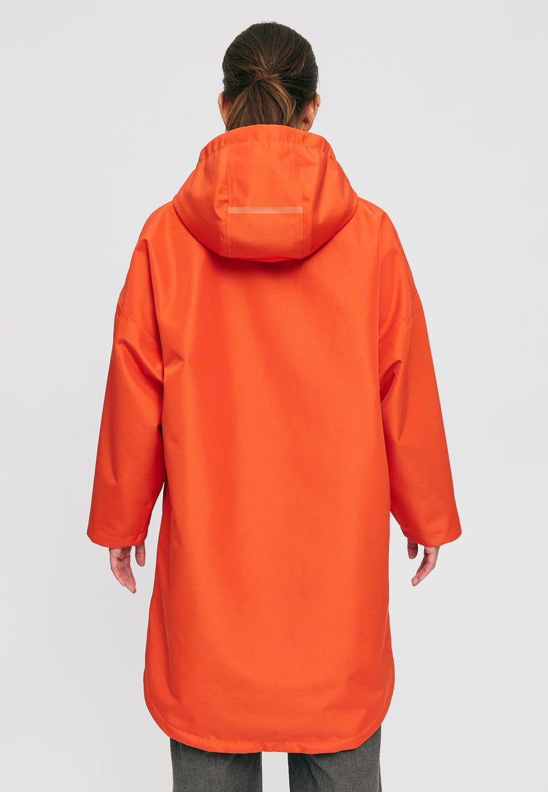 Kate ist 1.75m und trägt Größe S