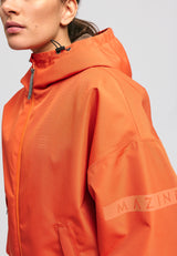 Kate ist 1.75m und trägt Größe S