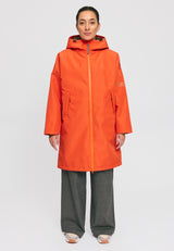 Kate ist 1.75m und trägt Größe S