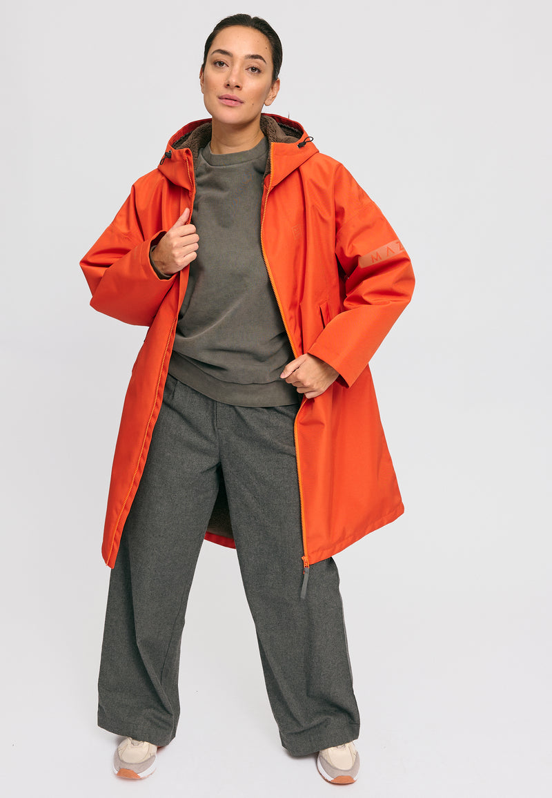 Kate ist 1.75m und trägt Größe S