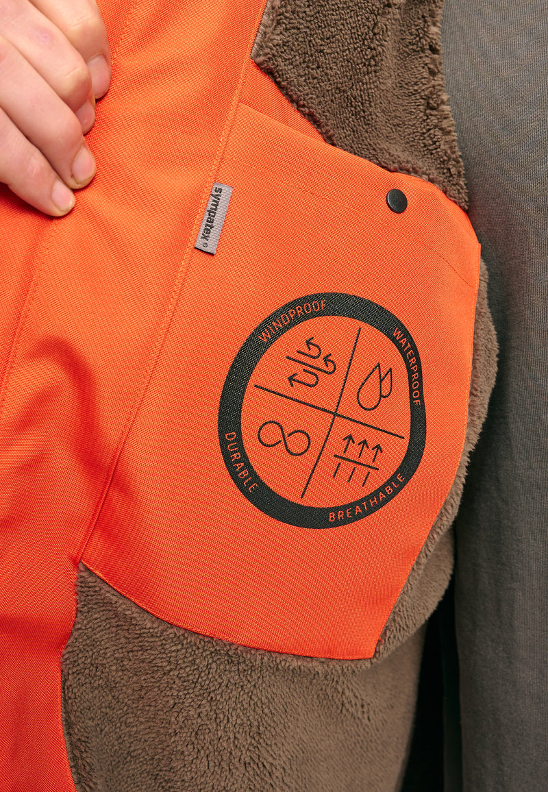 Dominik ist 1.91m und trägt Größe L