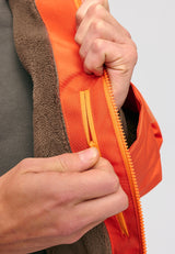 Dominik ist 1.91m und trägt Größe L