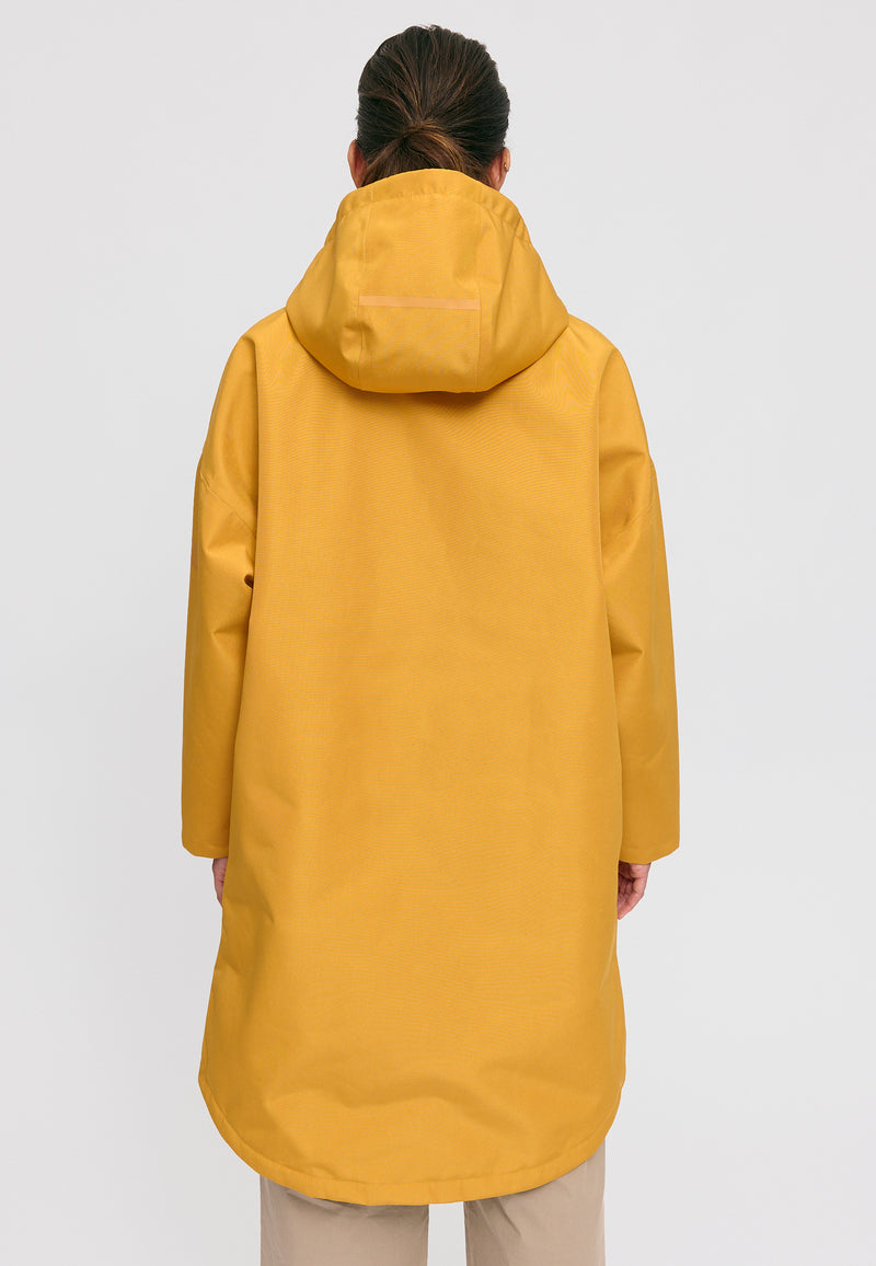 Kate ist 1.75m und trägt Größe S