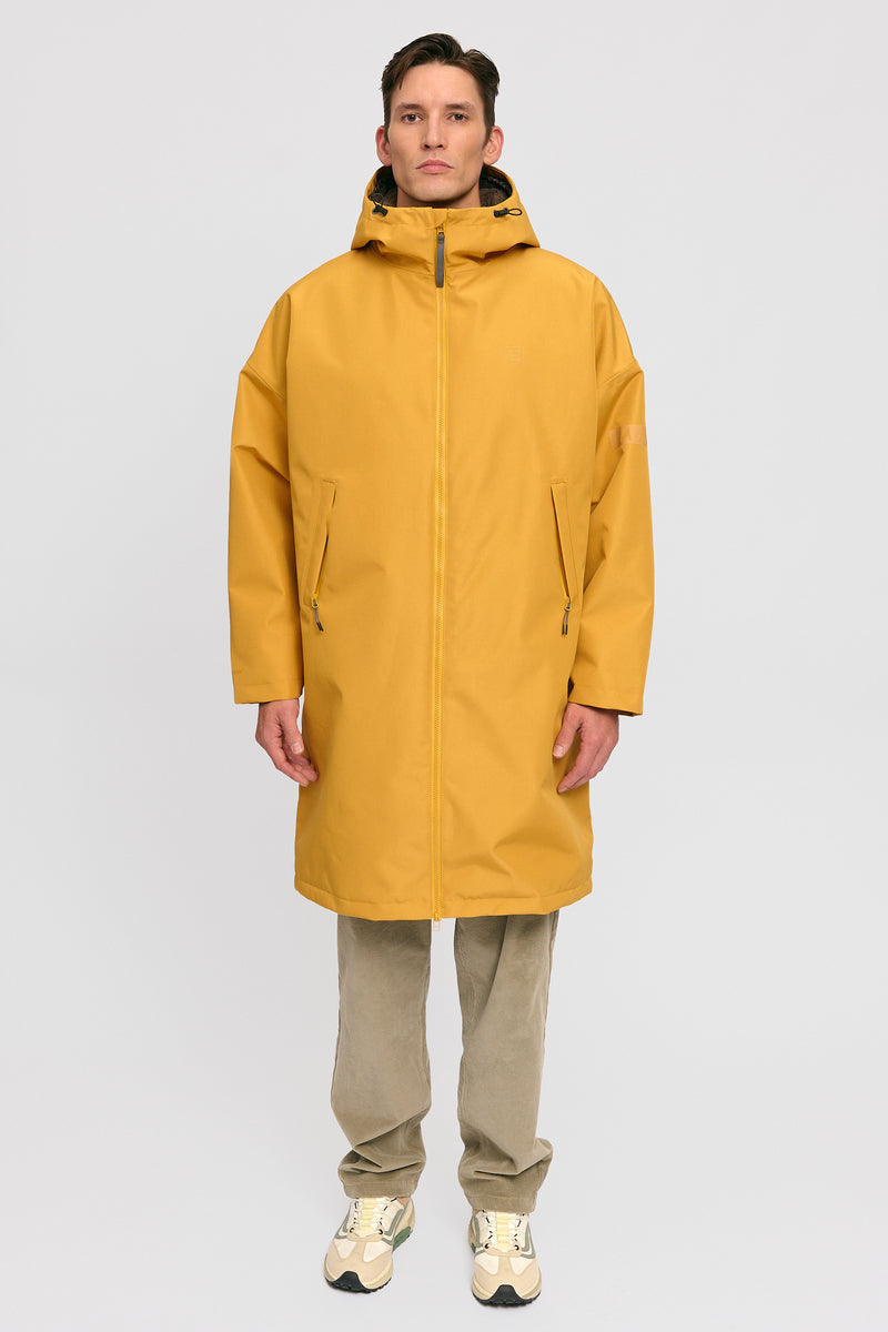 Dominik ist 1.91m und trägt Größe L